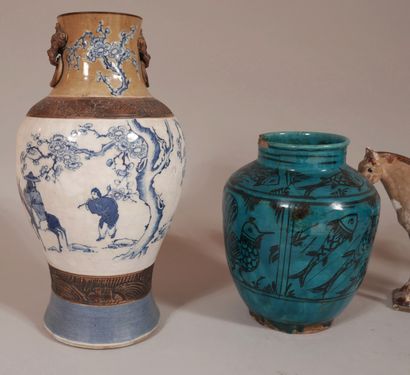null Lot de vases et sculptures en céramique, verre et divers, Extrême Orient