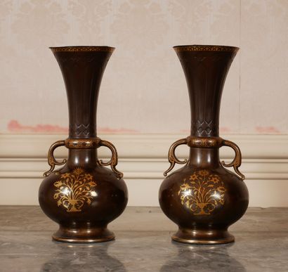 null *Paire de vases à deux anses en métal patiné marron à décor de feuillage doré

H...