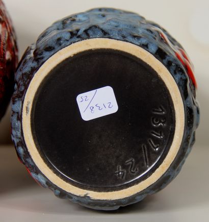 null Lot :

- Ceramic vase with red glaze, Germany 

H: 32 cm.

- Ceramic vase with...