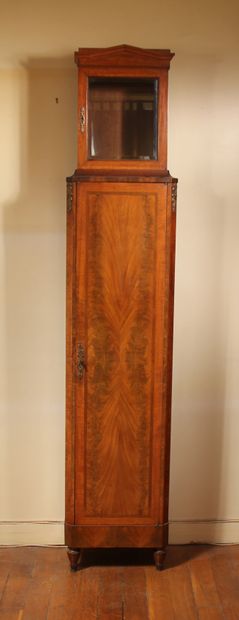 null Wooden veneer clock case

H : 217 W : 45 D : 26 cm.