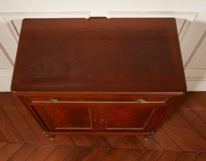 null *Commode en bois teinté à un tiroir et deux vantaux, style Louis XVI

H : 86...