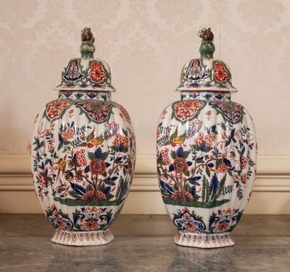 null *Paire de vases couverts en faïence polychrome, Delft

H : 36 cm. (égrenures)...
