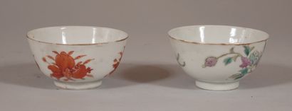 null Two polychrome porcelain bowls on heel with flowers, China

H : 5 D : 9 cm....