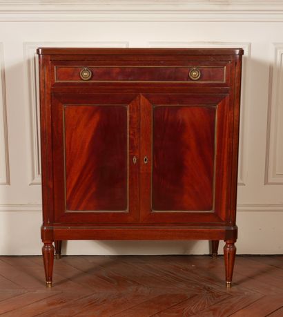 null *Commode en bois teinté à un tiroir et deux vantaux, style Louis XVI

H : 86...