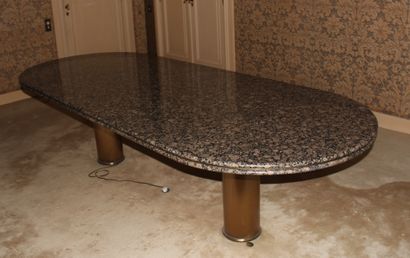 null Oval marble dining table resting on two metal-trimmed cylinders

H : 73,5 W...