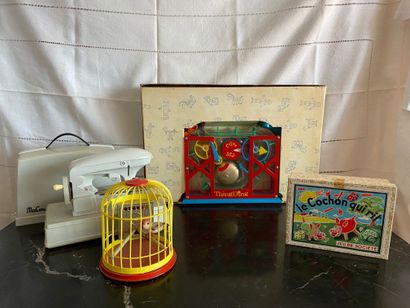 null Lot de jouets d'enfants :

- Machine à coudre MACOUSETTE

- Cage à oiseau CHIRPY

-...