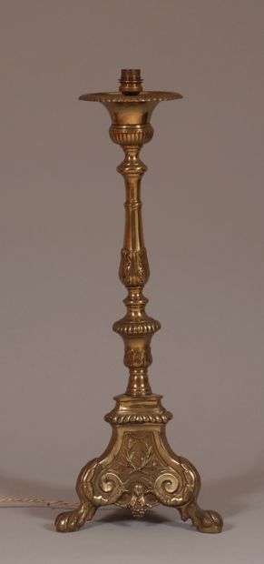 null Pique cierge tripode en bronze monté en lampe

H : 58 cm.