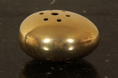 null Carl COHR Denmark

Vase œuf en bronze, estampillé

H : 5,5 L : 10 cm.
