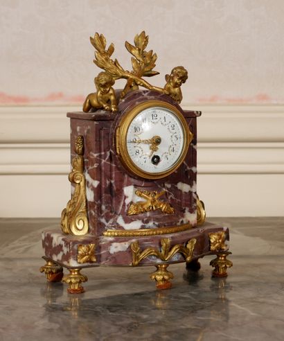 null *Garniture de cheminée en marbre griotte et bronze style Louis XVI comprenant...