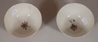 null Two polychrome porcelain bowls on heel with flowers, China

H : 5 D : 9 cm....