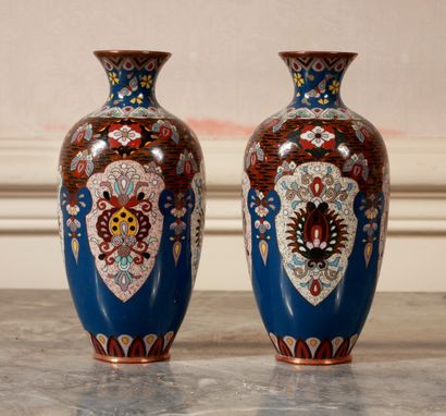 null A pair of cloisonné metal vases, Japan

H: 19 cm.