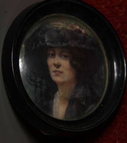 null Ecole française fin XIXème siècle

Portrait de dame au chapeau

Miniature r...