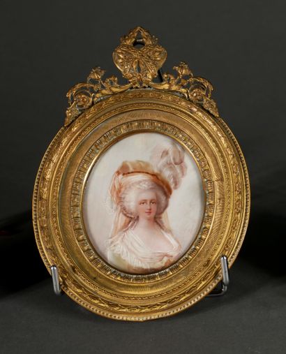 null *Lot de quatre miniatures ovales représentant des portraits de femme dans le...