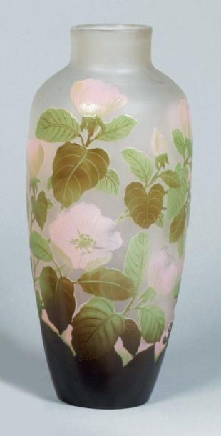 Emile Galle (1846-1904) Vase ovoïde à col annulaire. Épreuve en verre multicouche...