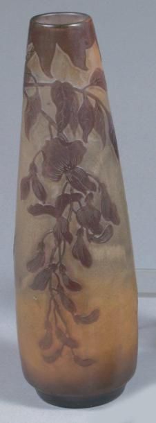 Emile Galle (1846-1904) Vase obusal à col droit. Epreuve en verre doublé violet sur...
