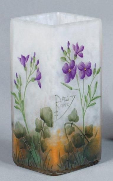 Daum Vase quadrangulaire. Épreuve en verre opalescent. Décor de violettes gravé en...