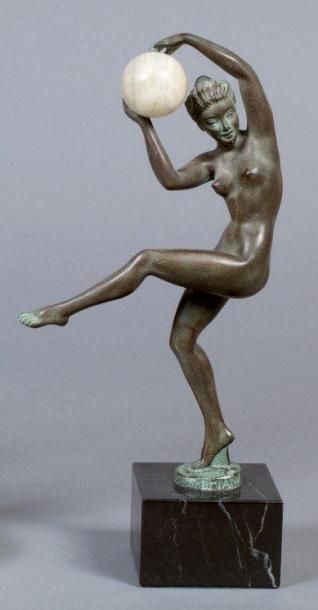 Max LEVERRIER (1891-1973) (d'après) « Danseuse au ballon » Épreuve en bronze à patine...
