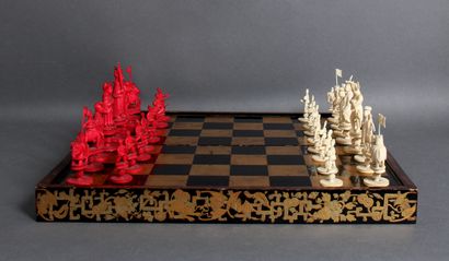 null Jeu d'échecs complet, les pièces en ivoire sculpté, naturel et teinté rouge,...