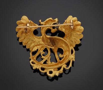 null Brooch chimera in yellow gold 750 thousandths engraved set with a small cushion...