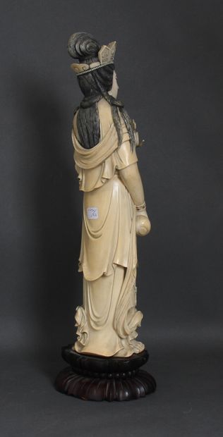null Grand sujet en ivoire rehaussé de brun représentant la déesse Guanyin debout,...
