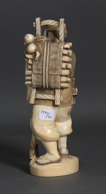 null Okimono en ivoire et rehauts bruns, représentant un bûcheron, tenant une hache,...