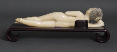 null Sujet en ivoire représentant une femme-médecin, allongée sur le côté droit,...