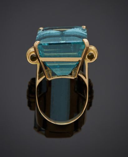 null Yellow gold ring 750 thousandths decorated in the center of a rectangular aquamarine...