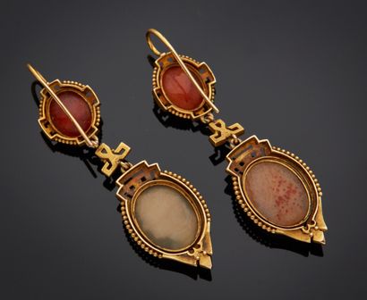 null Pair of earrings in yellow gold 750 thousandths each adorned with two cameo...
