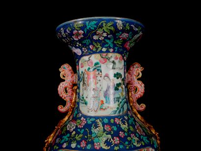 null *CHINE (Canton) : 

Important vase balustre en porcelaine à décor polychrome...