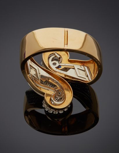  *RENE BOIVIN (Signé) 
Bracelet rigide et ouvrant en or jaune 750 millièmes orné...