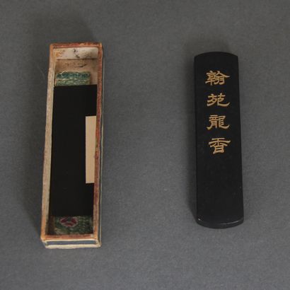 null CHINE : 

Petit bâton à encre noire.

Daté 1825, avec la marque du fabricant...