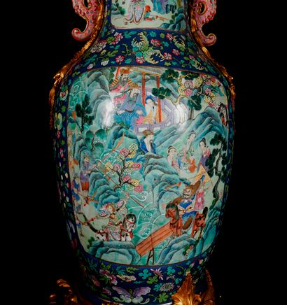 null *CHINE (Canton) : 

Important vase balustre en porcelaine à décor polychrome...