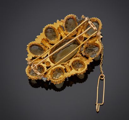 null Oval brooch in yellow gold 750 thousandths decorated with engraved motives of...