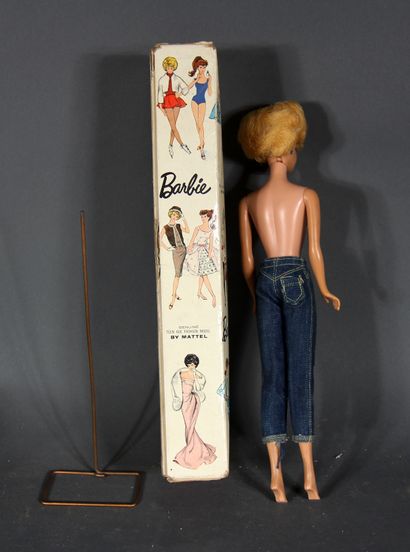 null Lot :

- une poupée Barbie avec sa boîte

- 1 poupée Linette qui parle avec...