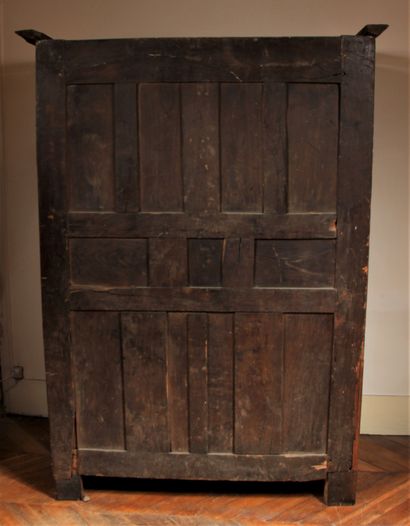 null Small carved natural wood cabinet, 19th c.

H : 195 L : 145 cm. (cracks, accidents,...