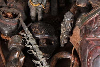 null Set of objects, masks and statuettes in metal and natural wood from Africa