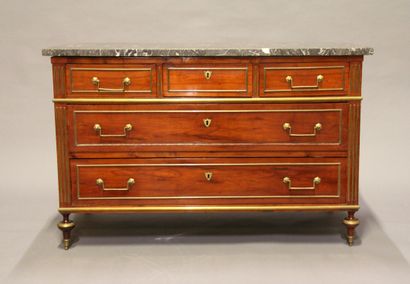 null Mahogany veneered chest of drawers with five drawers on three rows, brass fluting,...