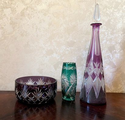null *Vase, carafe et coupe en cristal taillé mauve et vert

H : 40 cm.