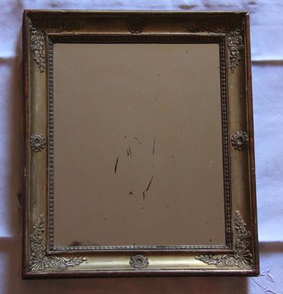 null Small gilded stuccoed wood mirror

35 x 30,5 cm.