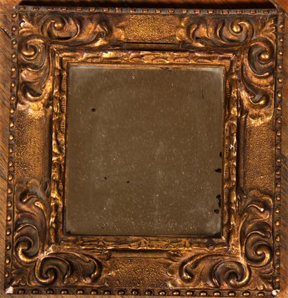 null Small gilt stuccoed wood mirror

26 x 24 cm. (accidents, missing parts)