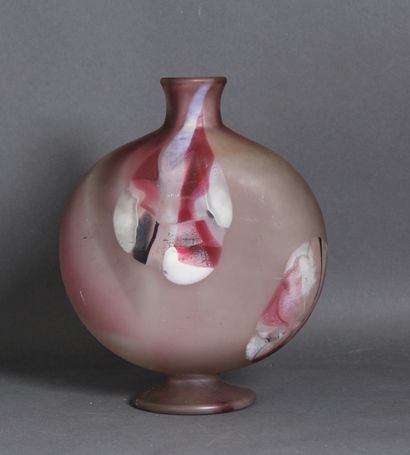 null *DAUM Nanct

A baluster vase on a pedestal with a flat body and a small, slightly...