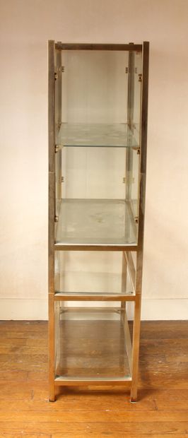 null Vitrine en métal et verre

H : 140,5 L : 77,5 P : 38 cm. (usures, éclats)