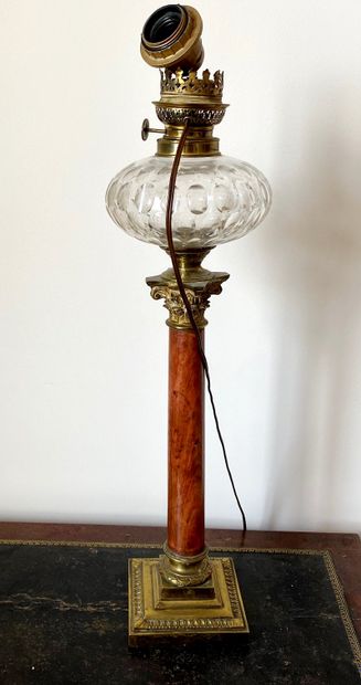 null Lampe à gaz électrifiée en pierre dure, bronze et laiton en forme de colonne

H...