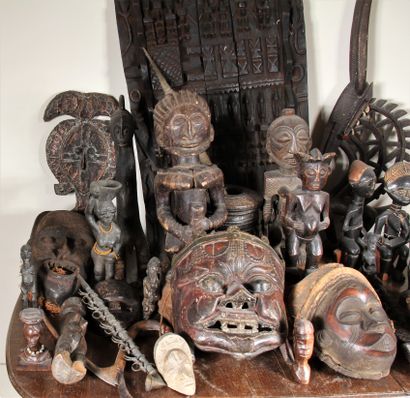 null Ensemble d'objets, masques et statuettes en métal et bois naturel d'Afrique