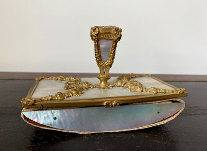 null Paperweight in bronze and mother-of-pearl plates

H : 9 L : 13 cm. (accidents,...