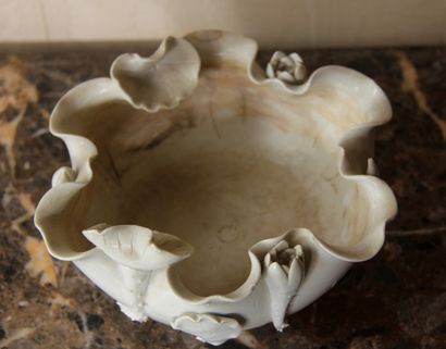 null Coupe polylobée en porcelaine blanche à branchages en relief, Chine

H : 11...