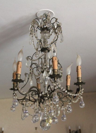 null Metal chandelier with four lights

H : 78 D : 45 cm. (missing)