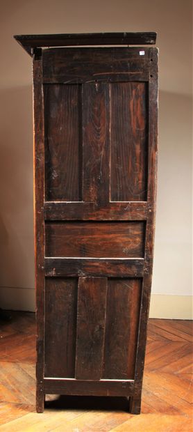 null Petite armoire en bois naturel sculpté, XIXème s.

H : 195 L : 145 cm. (fentes,...