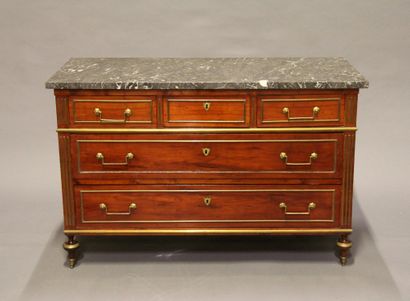 null Mahogany veneered chest of drawers with five drawers on three rows, brass fluting,...