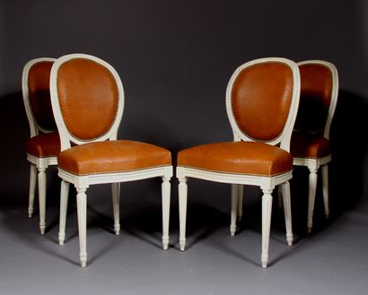 null *Quatre chaises cabriolets à dossier médaillon en bois laqué blanc, garniture...